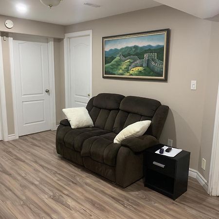 1 Room In A Cozy And Beautiful Basement 궬프 외부 사진