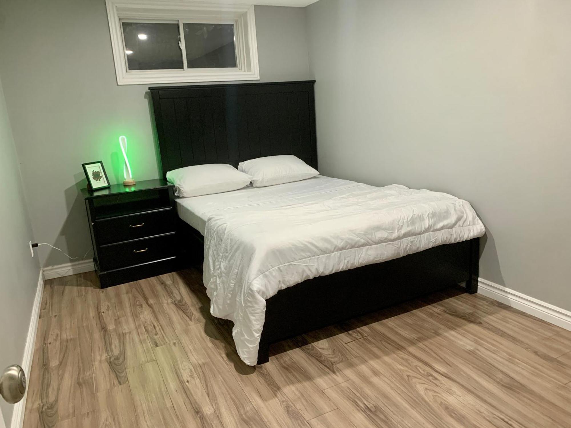 1 Room In A Cozy And Beautiful Basement 궬프 외부 사진
