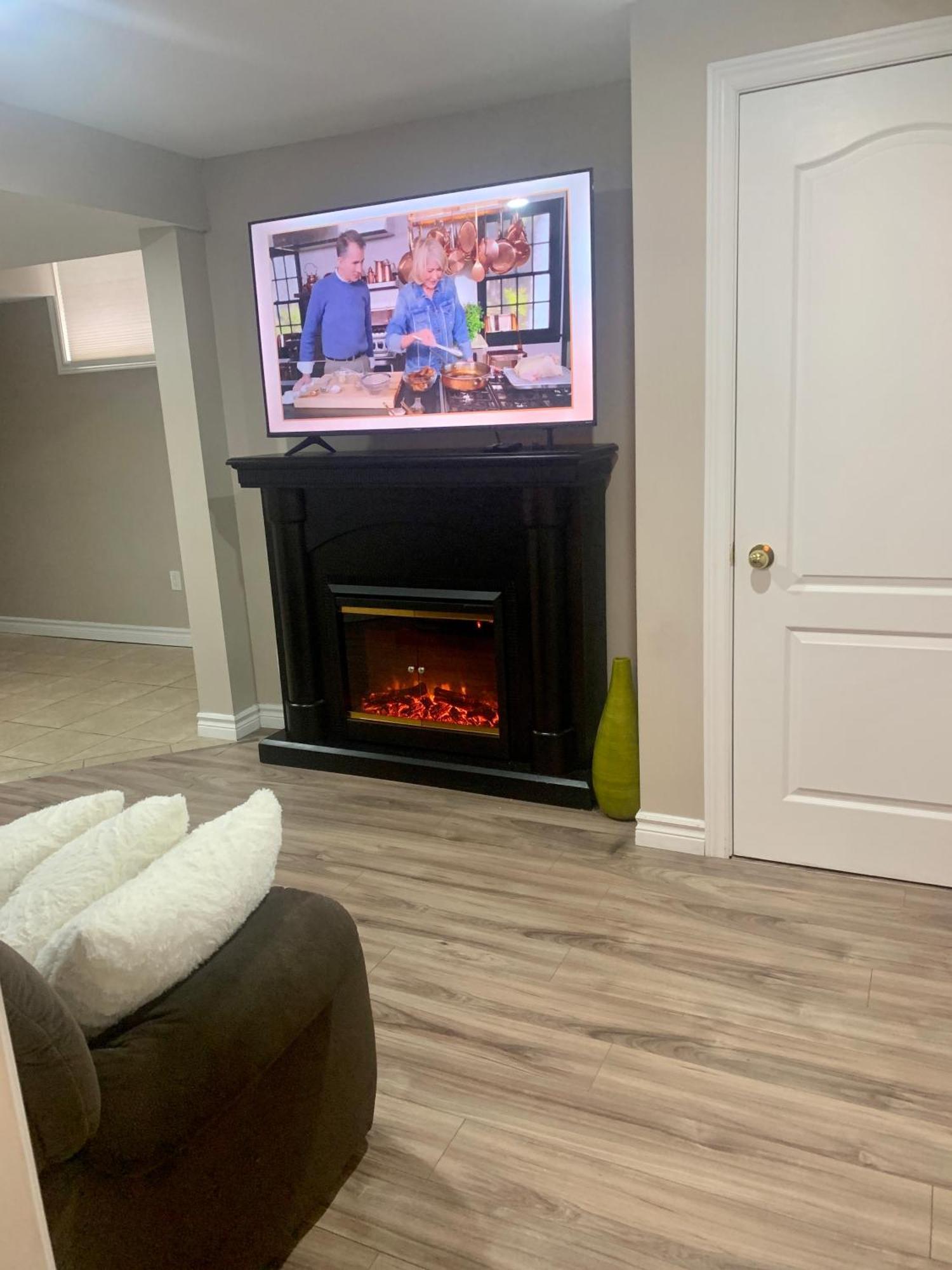 1 Room In A Cozy And Beautiful Basement 궬프 외부 사진