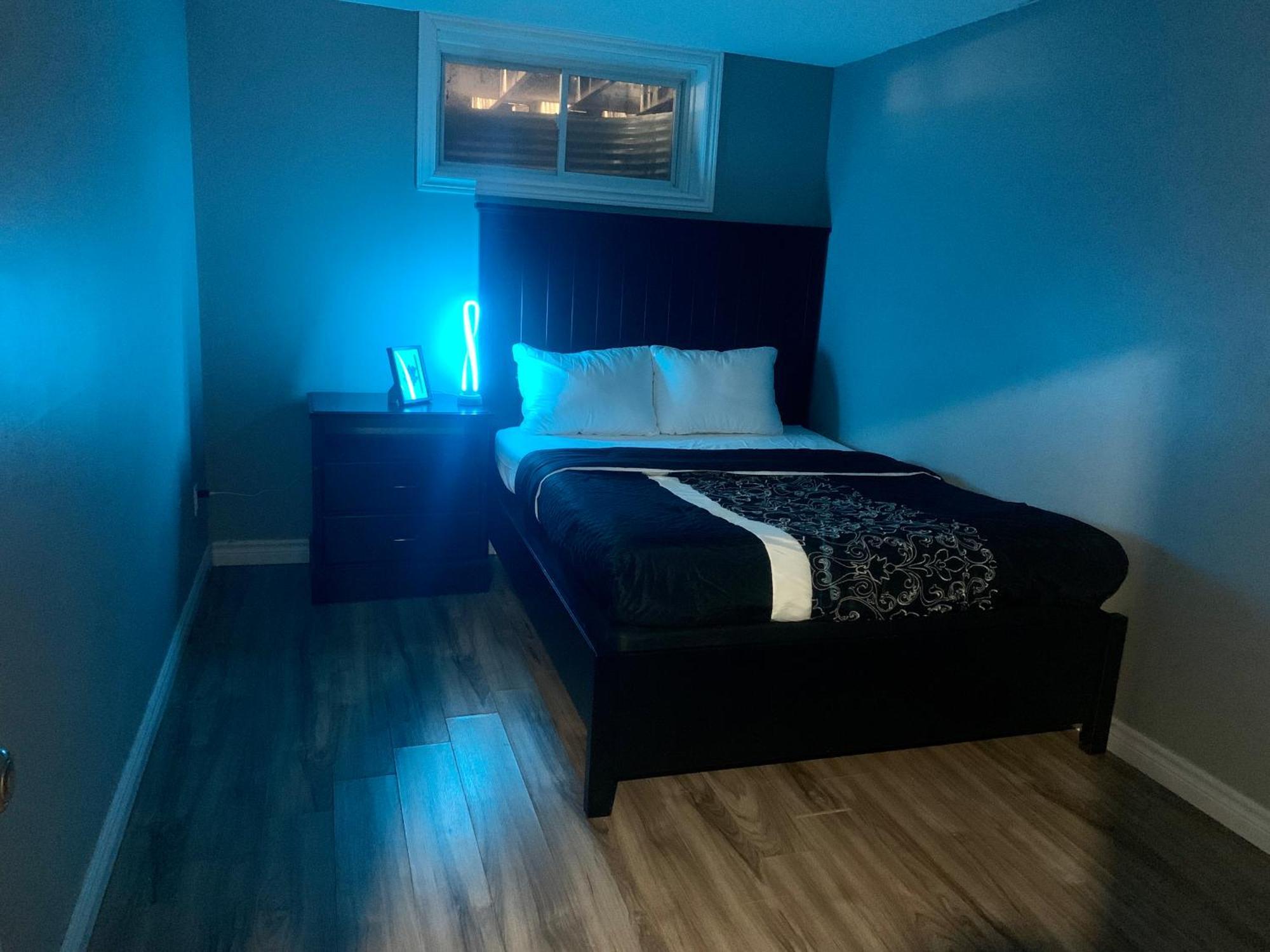 1 Room In A Cozy And Beautiful Basement 궬프 외부 사진