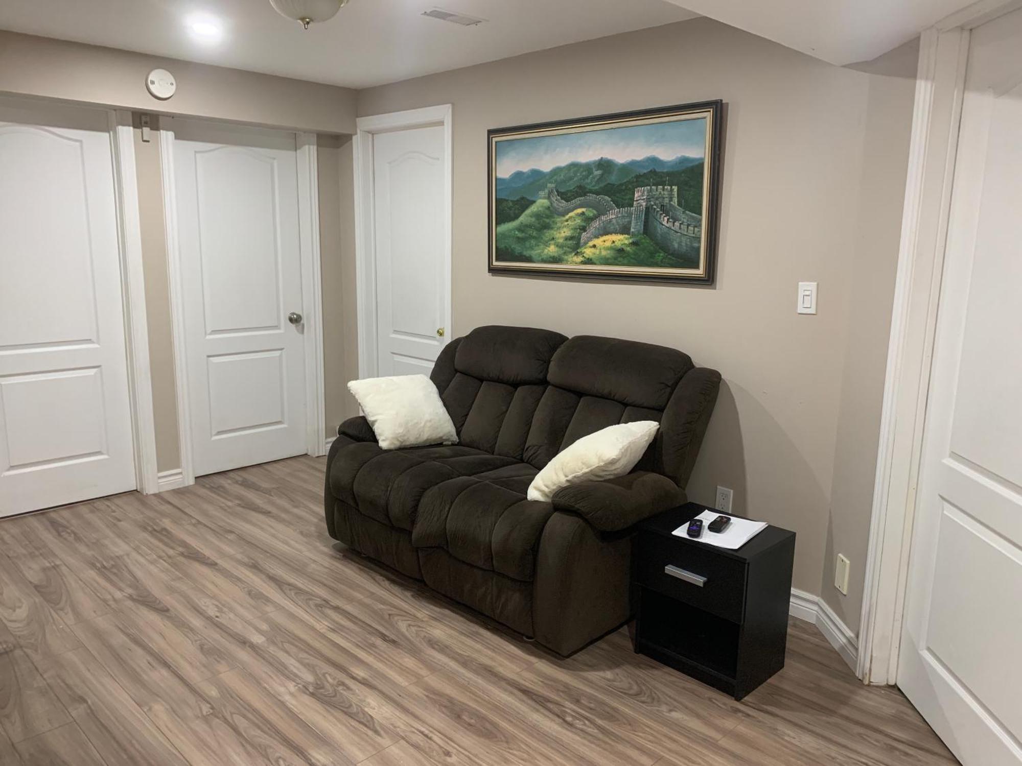 1 Room In A Cozy And Beautiful Basement 궬프 외부 사진