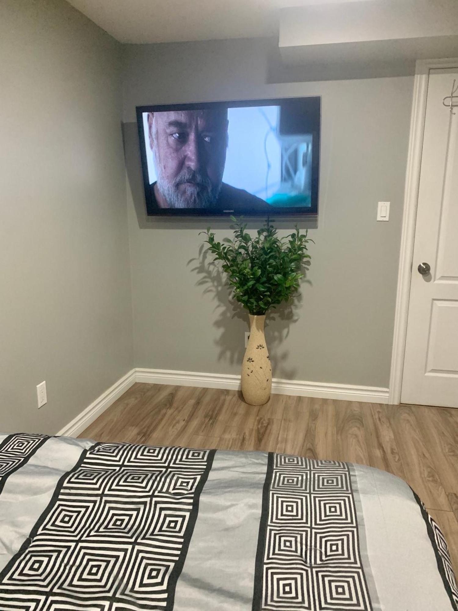 1 Room In A Cozy And Beautiful Basement 궬프 외부 사진